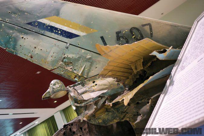 这架缅甸空军成都J-7战斗机/攻击机的尾部正在展出,该机在北部作战时差点被克钦族