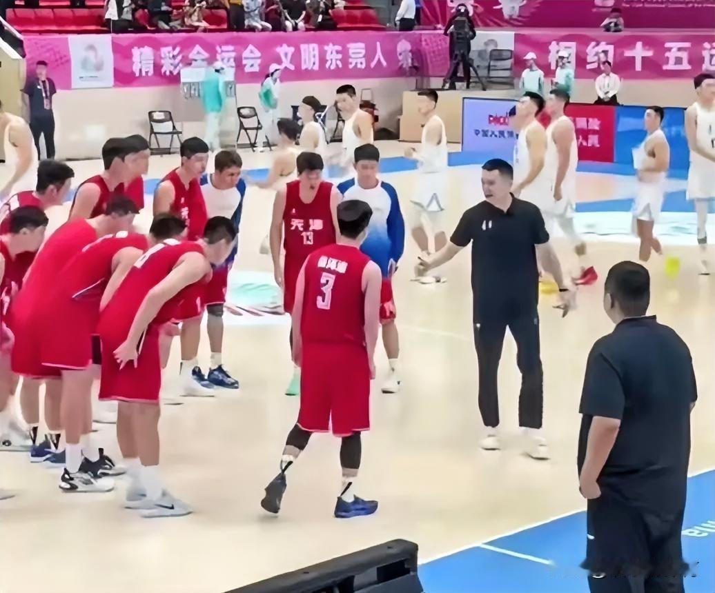 杨鸣这个待遇没有几个国内主教练能有吧？全运会男篮小组赛，辽宁队大胜天津队赛后，