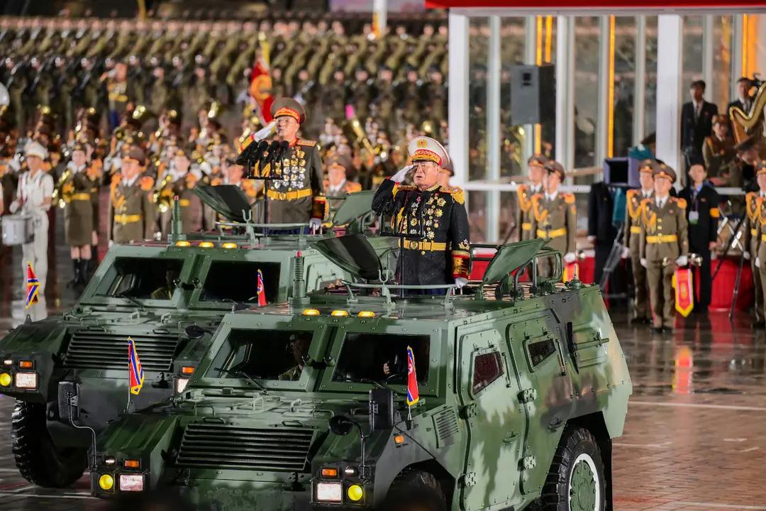 阅兵式纪念朝鲜劳动党成立80周年21响礼炮在广场回荡，纪念朝鲜劳动党成立8