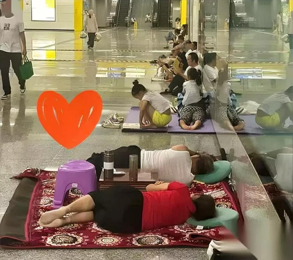 深圳又上热搜！不是好事？台风天地铁站竟成这样台风“桦加沙”来袭时，深圳地