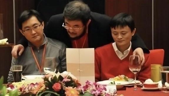 当年，马云与马化腾在饭局上，两人坐在一起的画面，看着还好年轻的样子。而把手搭