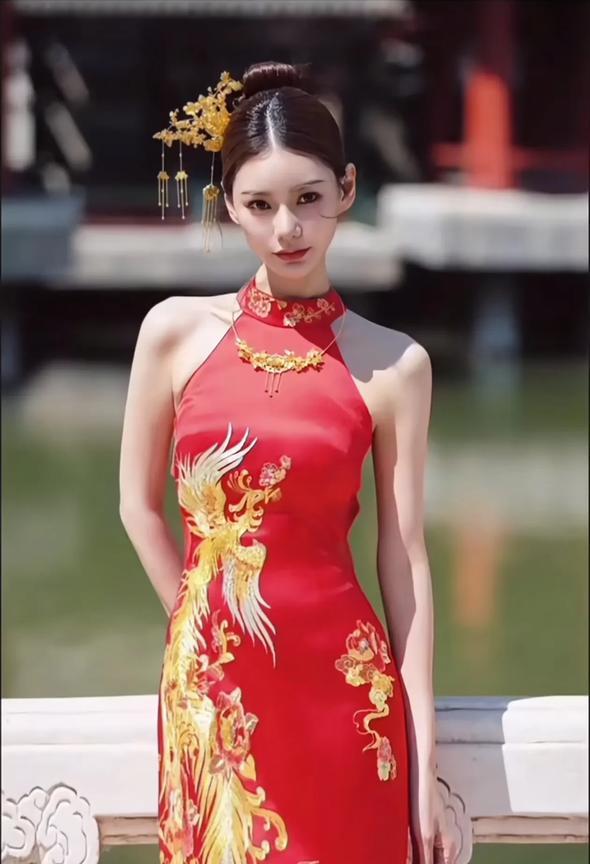 马筱梅穿上中国红旗袍，简直美炸了！而用金丝线绣的凤凰和龙凤图腾显得格外耀眼，给人