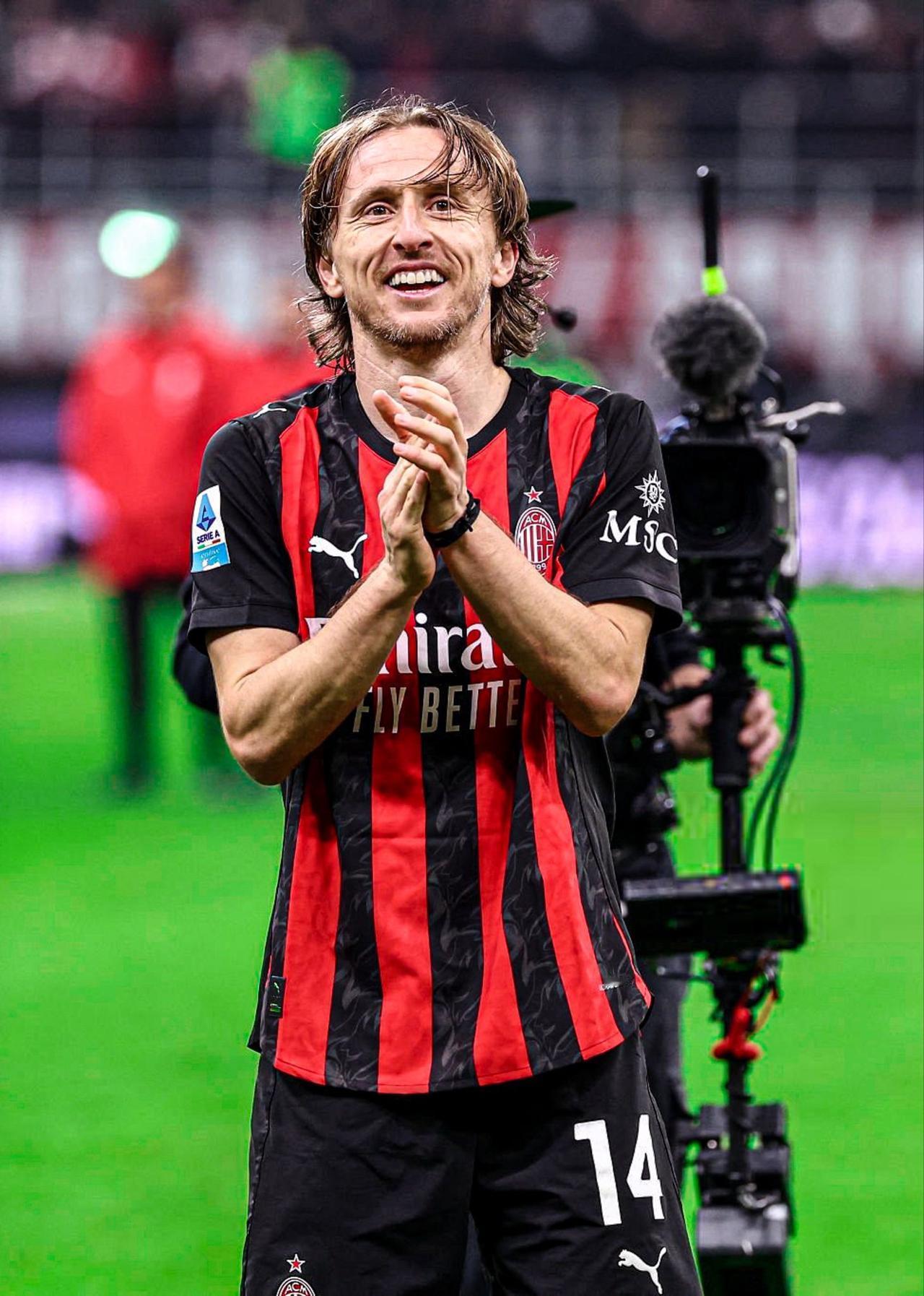 球踢给俱乐部了，看米兰如何回应。莫德里奇为续约AC米兰提出了三项条件，他的合同将