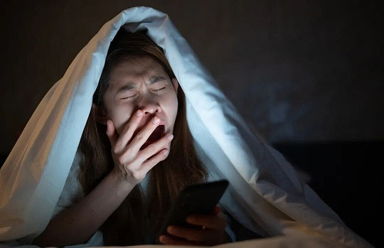 压力大运动少熬夜都是心梗诱因长期压力大、缺乏运动、经常熬夜，都会让交感神经持续兴