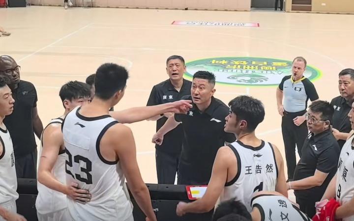 这是咋了？杜锋和徐昕疑似意见不合互怼，随后被拉开！团结杯比赛暂停，杜锋和徐昕