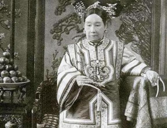 慈禧临死前一刻，太监看她马上不行了，赶紧给她喝了一碗海龟汤，吊着最后一口气，紧接