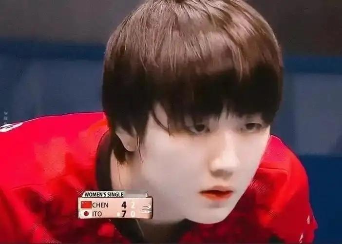 陈梦二十岁左右的样子，幼梦绝对是个大美女，明明可以靠颜值吃饭，却偏偏要凭才华和实