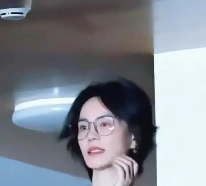 谢霆锋费尽心思在鸟巢表白，王菲全程冷静得像个路人，结果那英在台上随口一句玩笑，王菲就大方摘下眼镜挥手