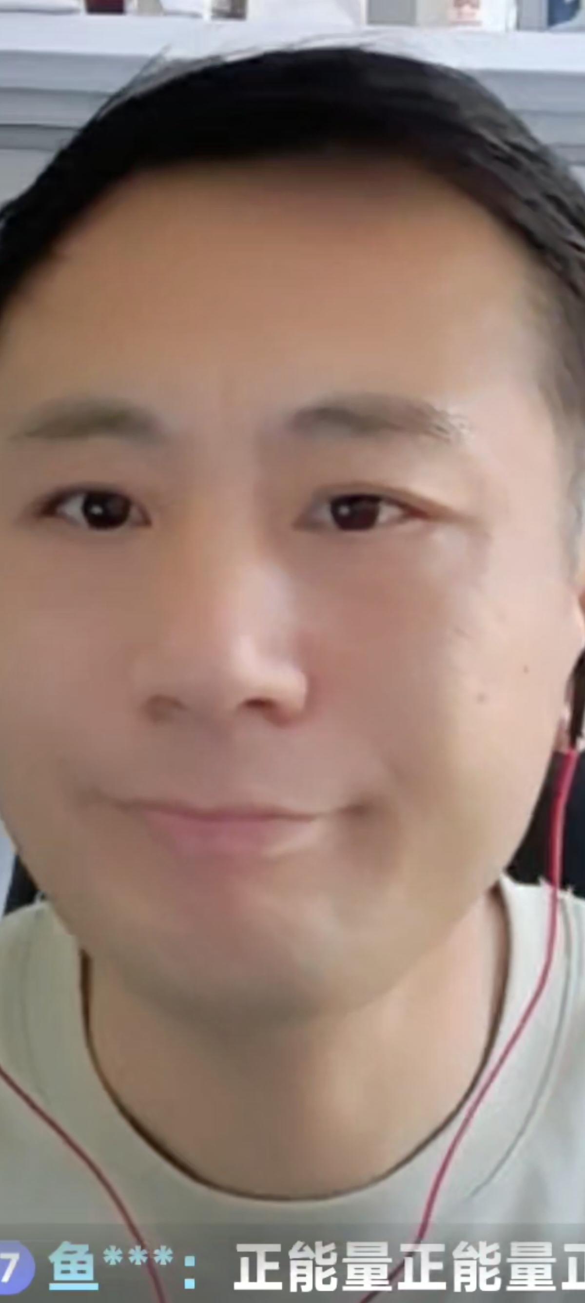 老汤直播间爆内情！许妈姚爸这事听了心里真不是滋味。当年工资才多少，他