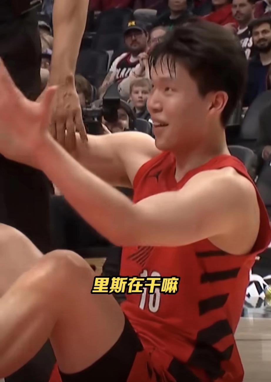 杨瀚森遭抱摔反吃T？这判罚我真没看懂！北京时间3月30日，开拓者主场123