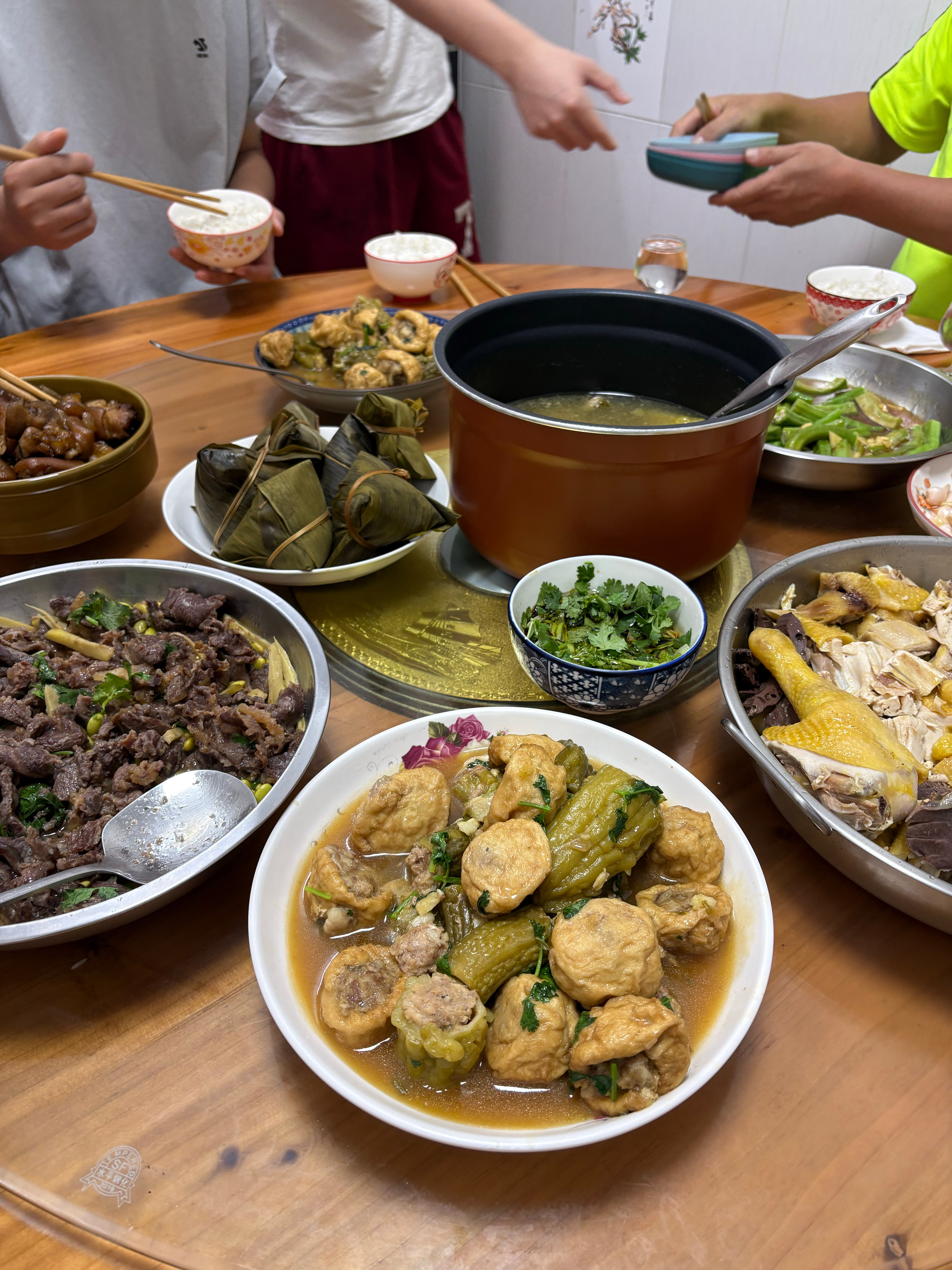 来堂哥家蹭饭。侄女带了男朋友回来，也是深圳公务员，长得高大，面相好，人看起来也踏