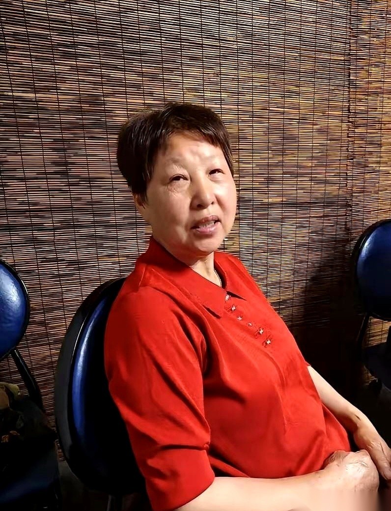 “妈，我闺蜜她婆婆住家里，每个月主动拿两千块生活费，咱们家现在开销实在有点顶不住，您看能不能……”饭