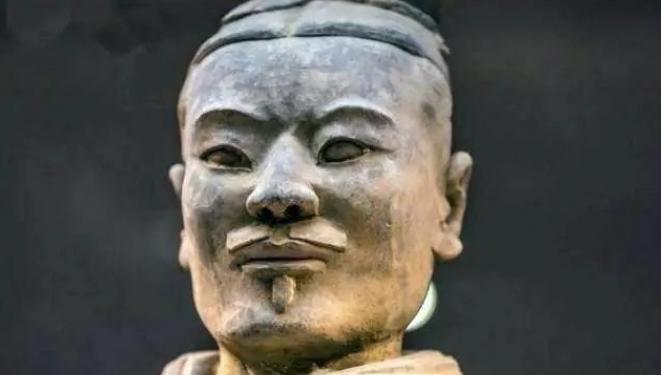 1987年2月，秦陵博物馆后院闯入一名不速之客。该男子怀抱一尊兵马俑头部，翻墙逃