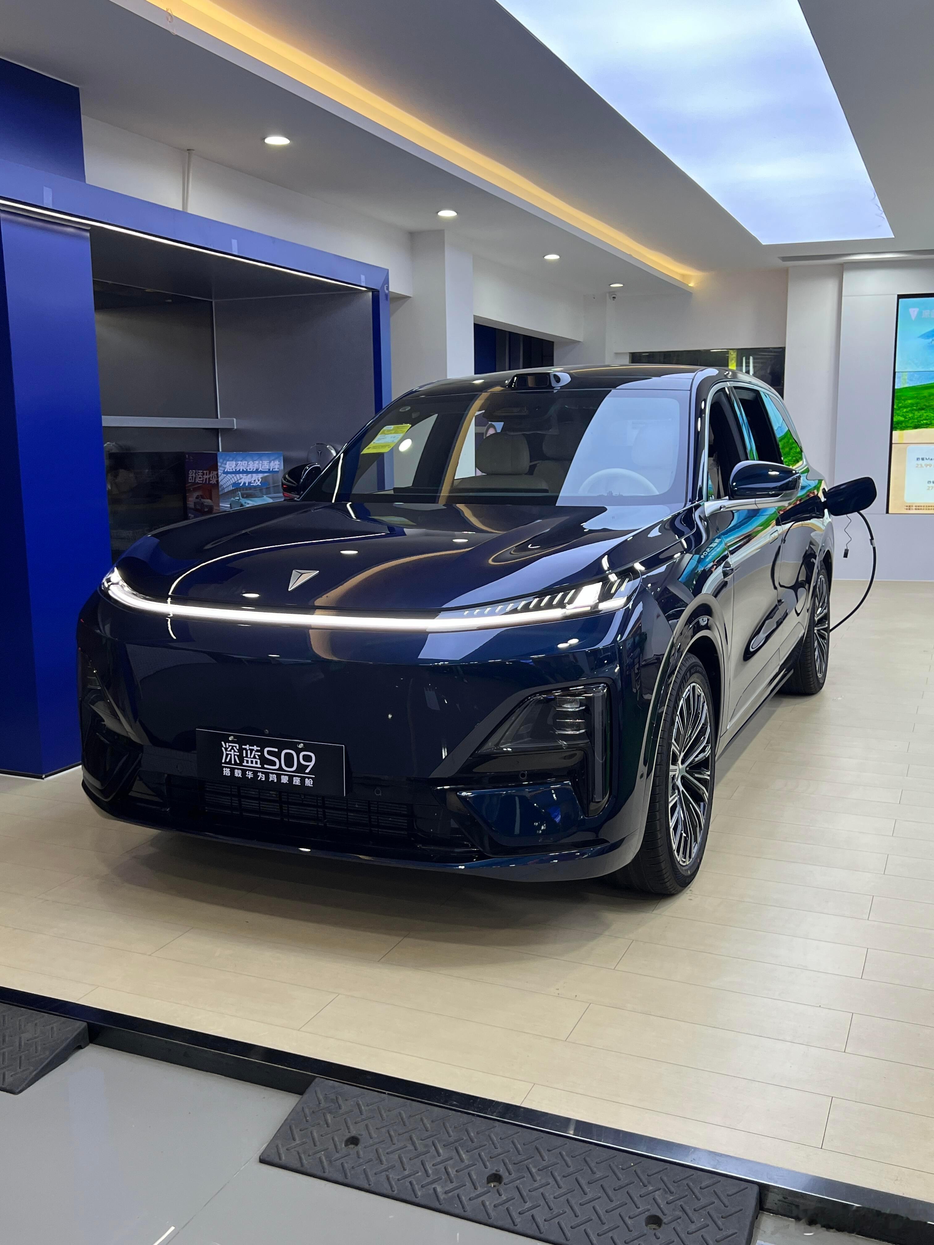 🚗深蓝S09🚙车型定位：中大型新能源SUV，主打家庭出行场景，提供2+2+2