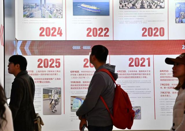 “烂泥渡路”道巨变、机器人矩阵秀实力! 浦东开发开放主题展焕新后首次开放