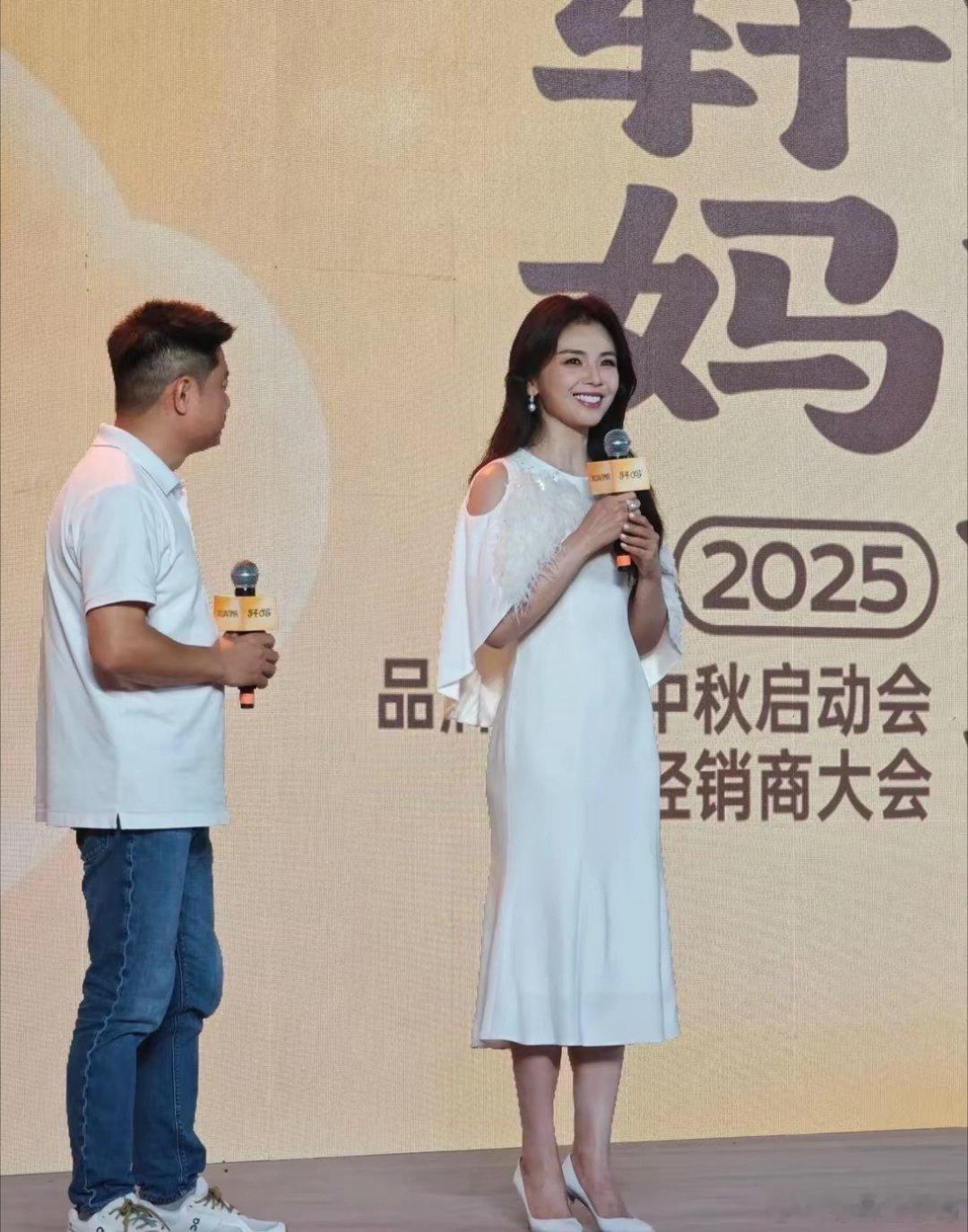 刘涛最新杭州活动照，穿白色修身裙配披肩长发，笑容明媚自信好美​​​