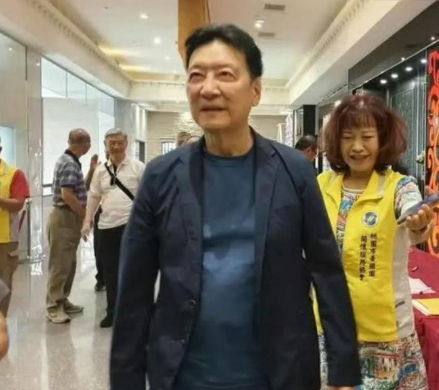 56岁的郑丽文以相对优势，成功击败73岁的郝龙斌，人到中年依旧一事无成的赵少康劝