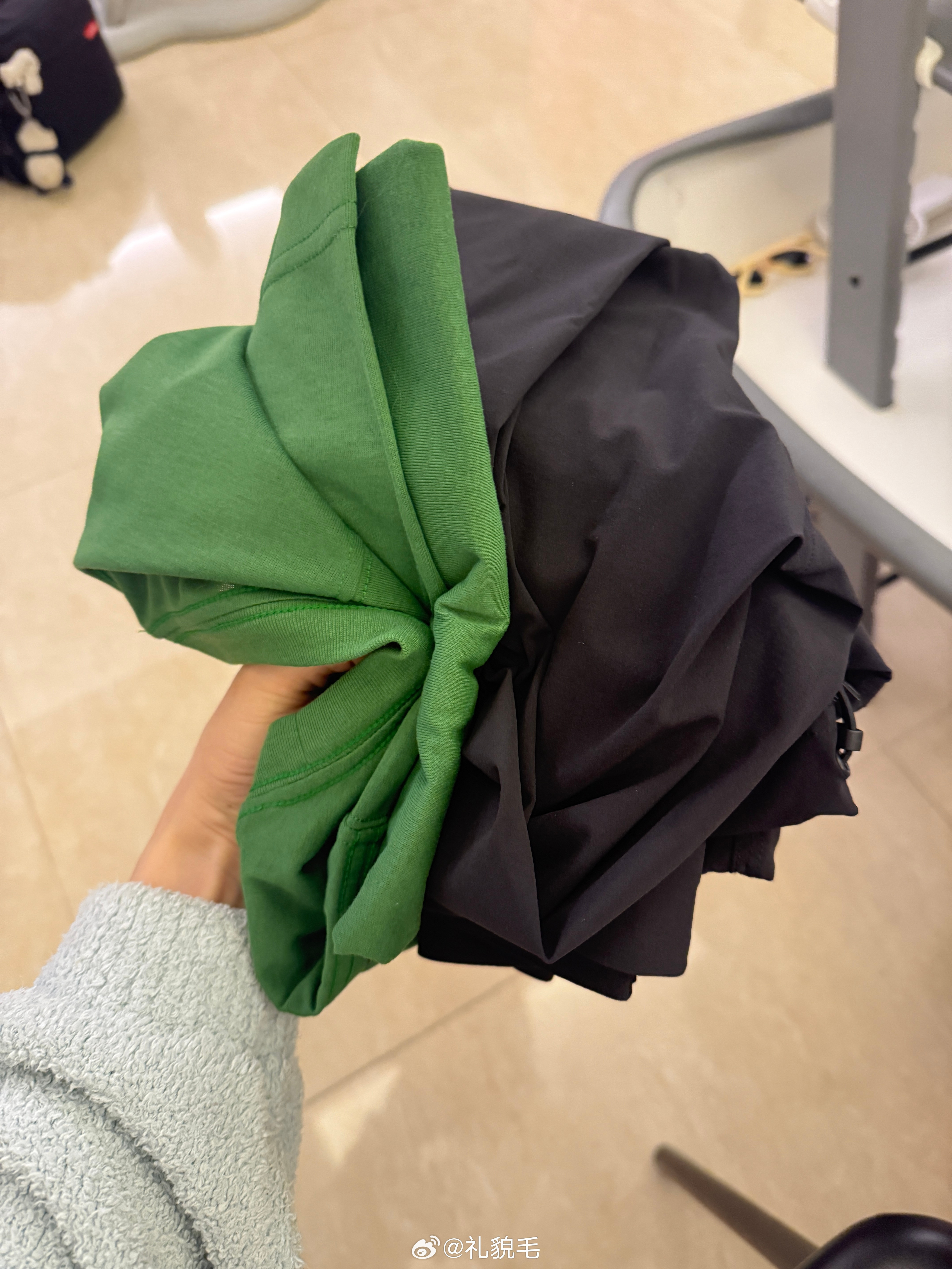 让旅蛙整理行李哥抓出这一坨说穿一套带一套，到了清迈再去夜市买我他妈？我和球的衣服