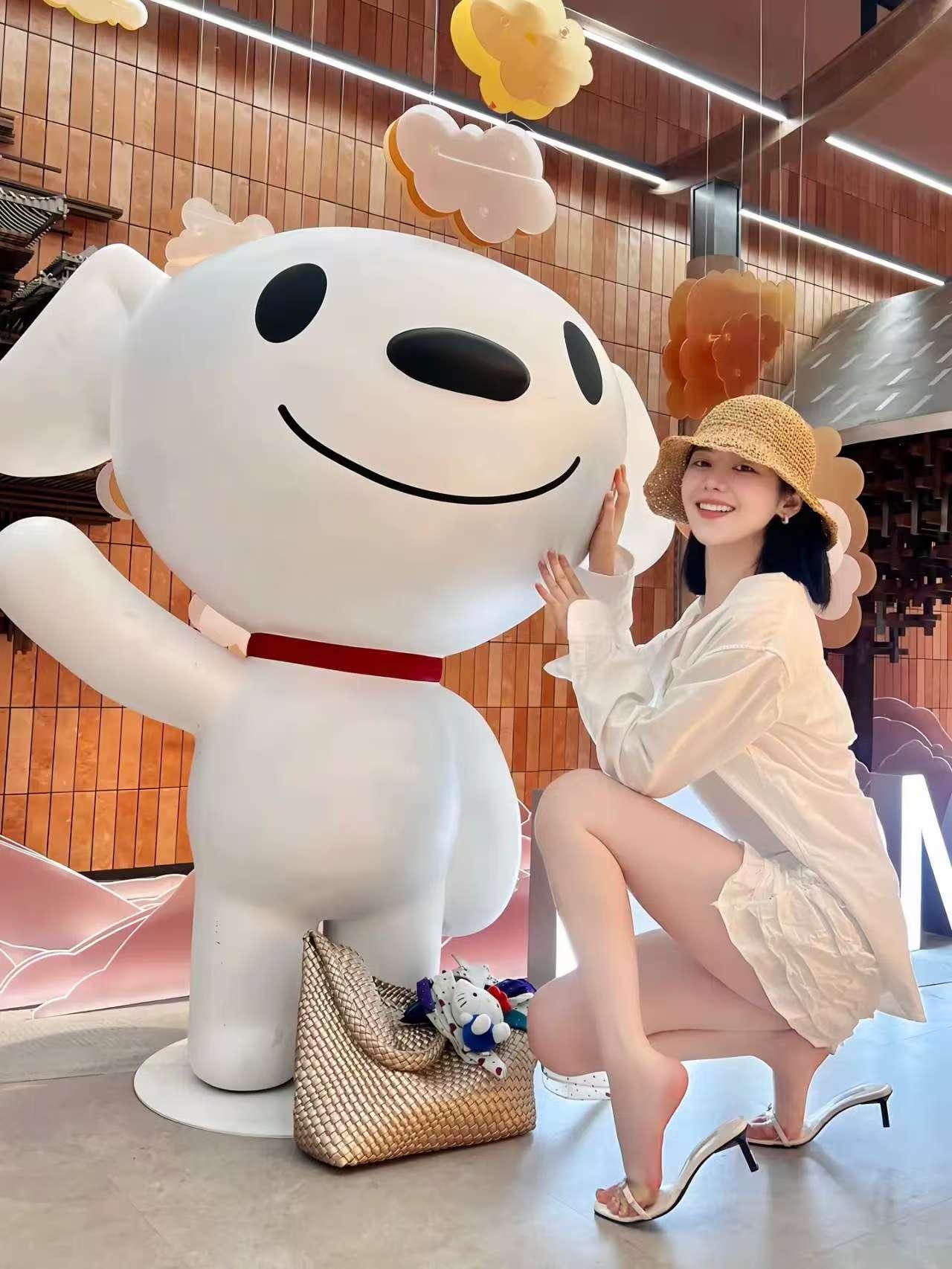 疑是仙娥落九宸花为眉靥玉为身回眸一笑倾城色羞月藏云始知春