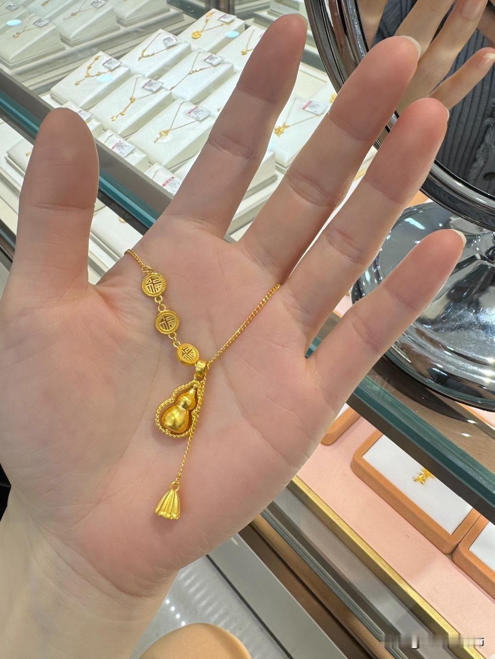 现在卖黄金实在太坑人了我闺蜜今天把她的黄金项链直接卖了，15克，每克948的回