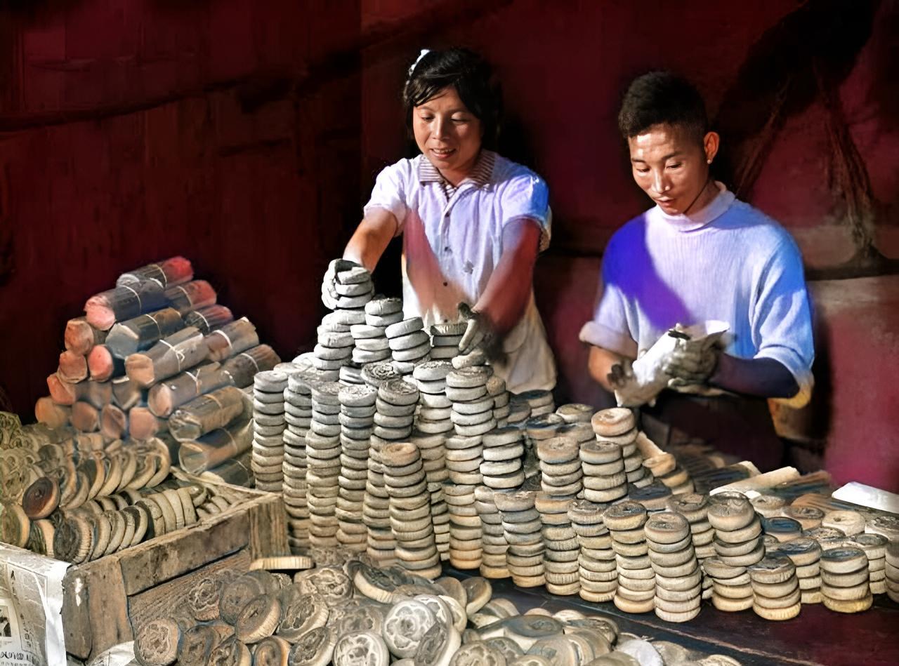 这是1961年9月21日，山西省闻喜县东镇供销合作社的两名工作人员在忙着包装月饼