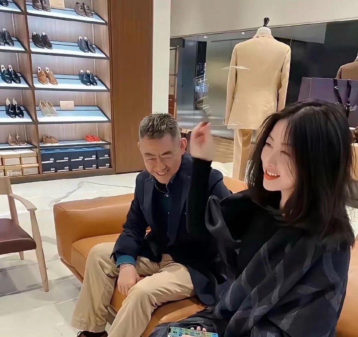 第一次见到朱珠的父亲！这下终于明白朱珠自带的松弛感是怎么来的。​