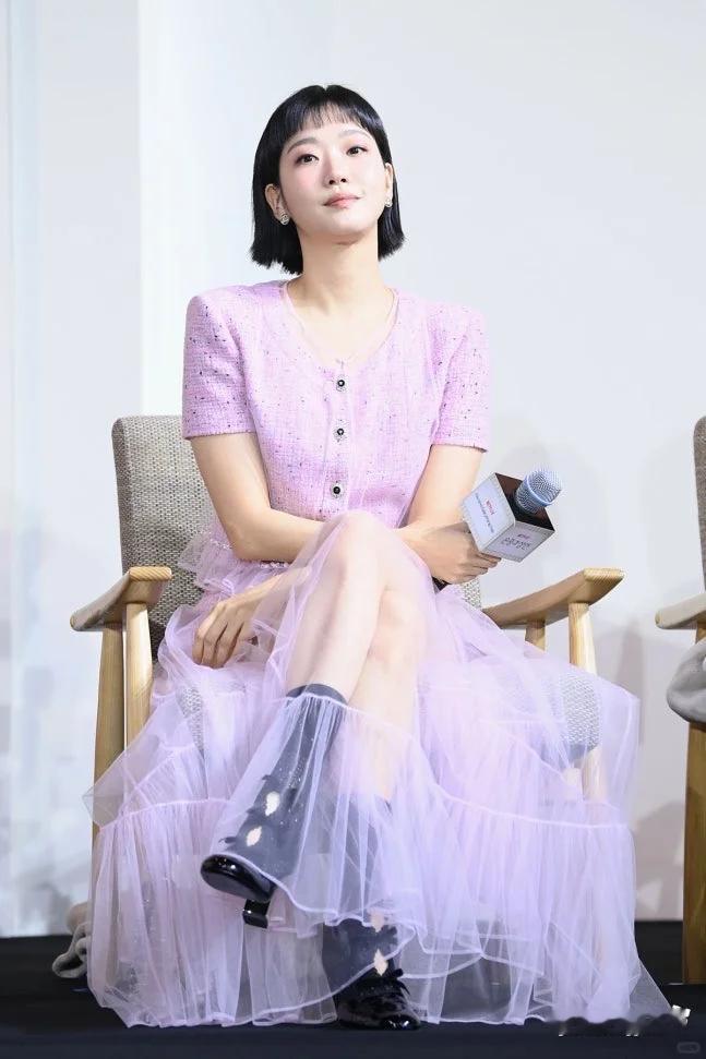 金高银今天出席新剧发布会，她全身穿的都是香奈儿。两个美女中间的男的，也太丑了。