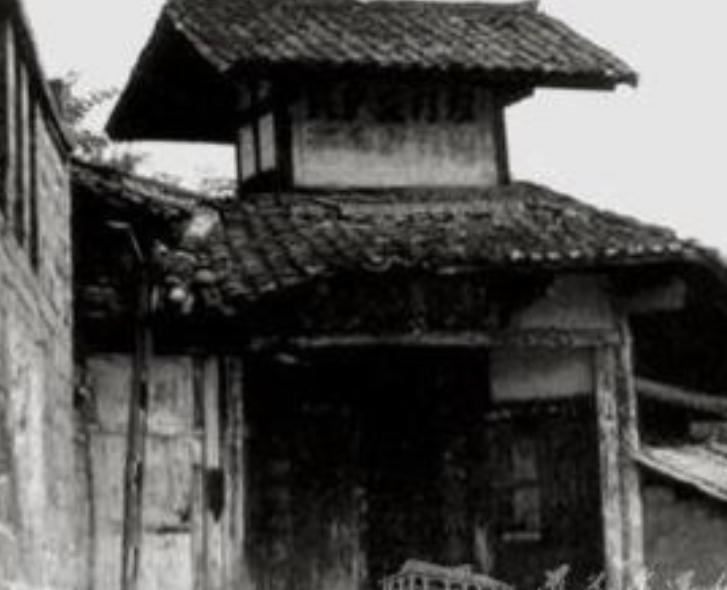 1935年，红军在遵义城，抄了多名军阀、三百余家豪绅，单独标注柏辉章一户就有十几