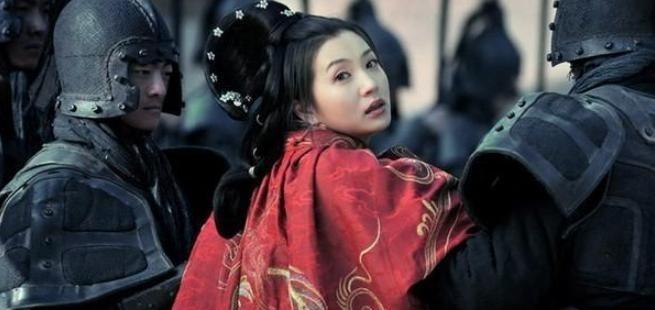 吕布被曹操杀死以后，曹操的士兵闯入吕布的内室发现了貂蝉，貂蝉怕被士兵糟蹋，立刻举