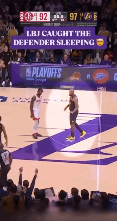 这球完全展现了詹姆斯的顶级篮球智商，[赞]在今天湖人主场战胜火箭的G2比赛中