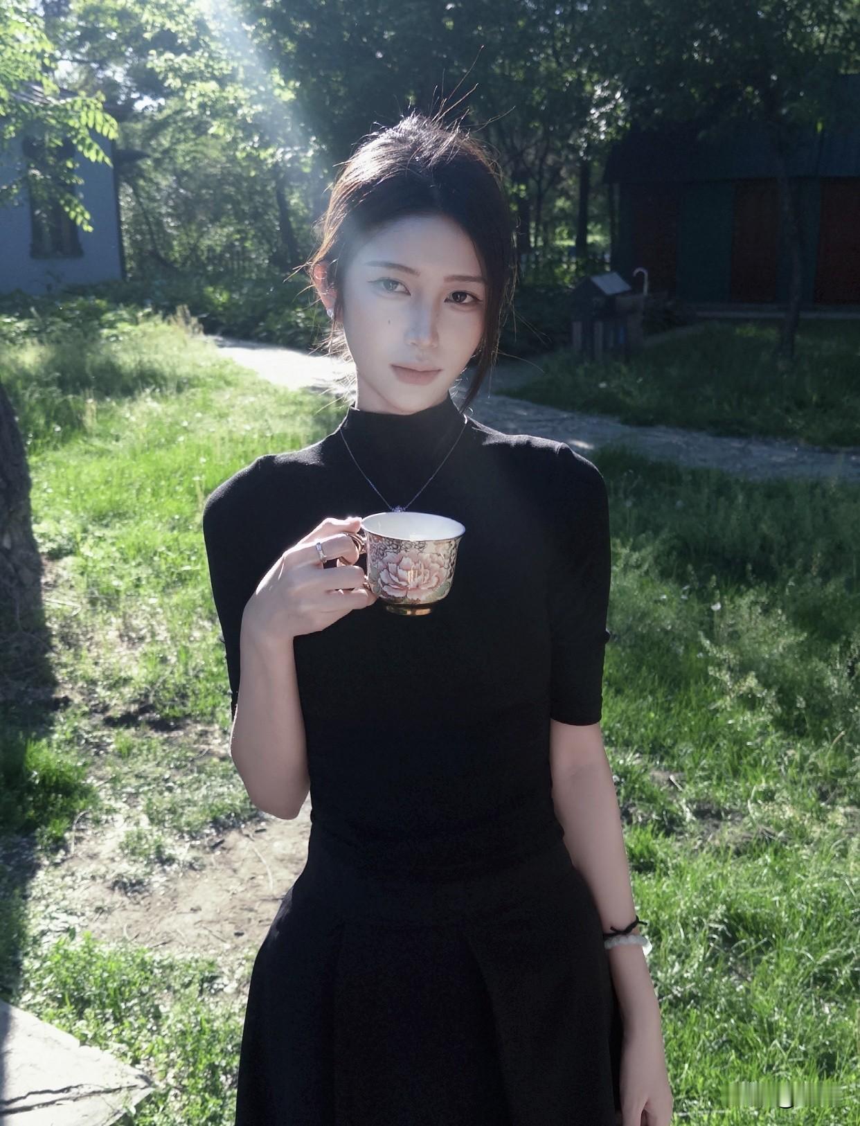 什么样的女人，能让你眼前一亮一袭黑色连身长裙惊艳登场。那裙子简约又不失优雅，修身