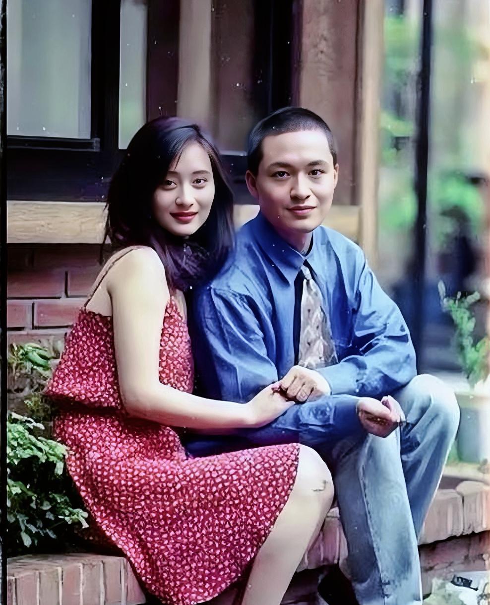 1992年这张合影流出时，我们集体失恋了。站在马景涛身边的陈德容，18岁，眼里
