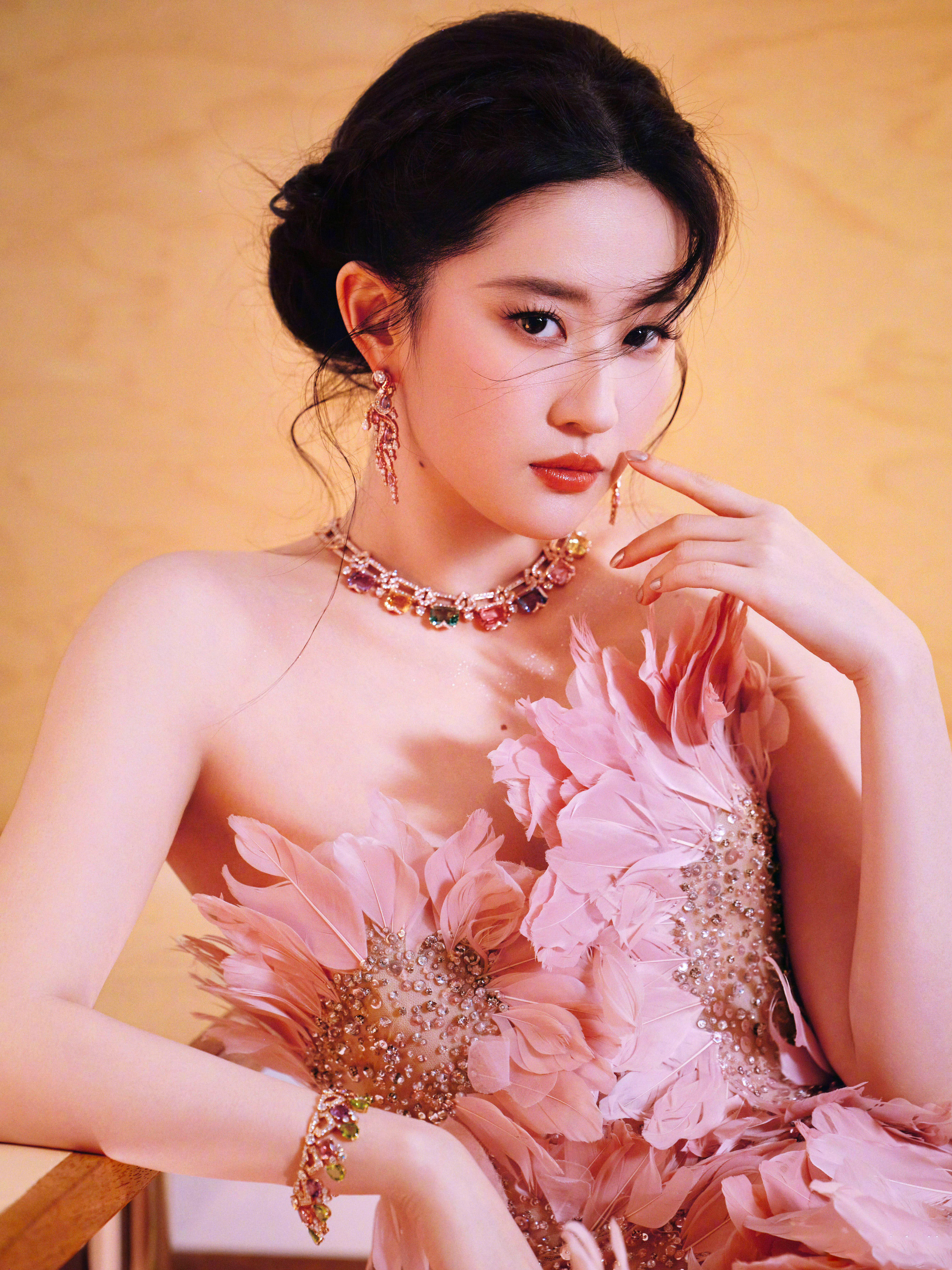 刘亦菲淡雅粉风格大赏2025年色彩记忆2025电视剧品质盛，刘亦菲粉羽高定演绎东