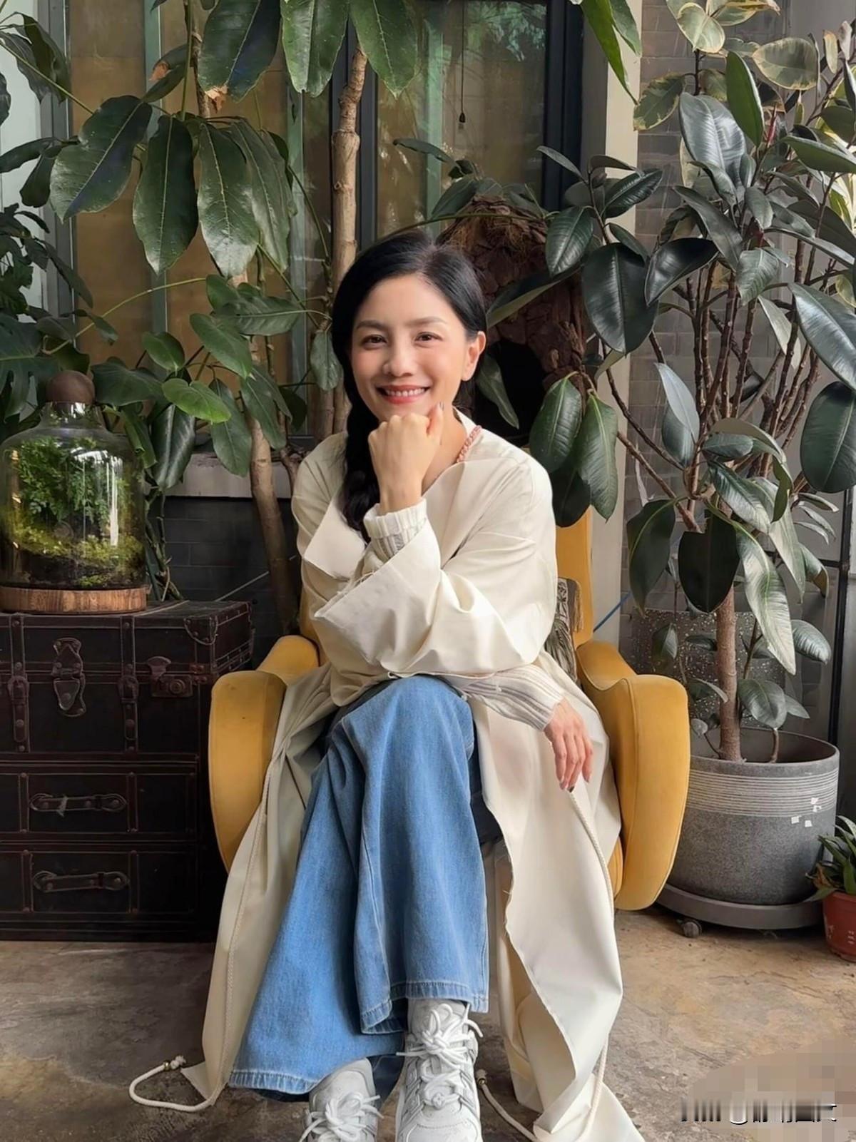 51岁的胡可这状态，像不像20多岁的小姑娘？胡可作品不多，知名度没有老公高