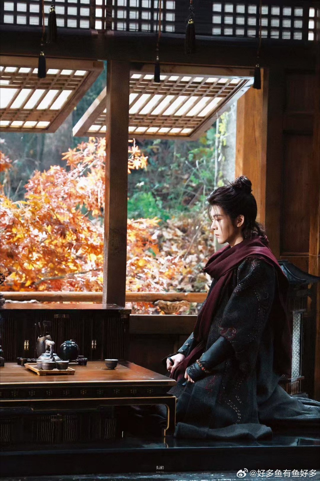 曾舜晞胡茬吻戏自带氛围感的深情演绎！胡茬造型打破清爽滤镜，增添成熟魅力，吻戏拉扯