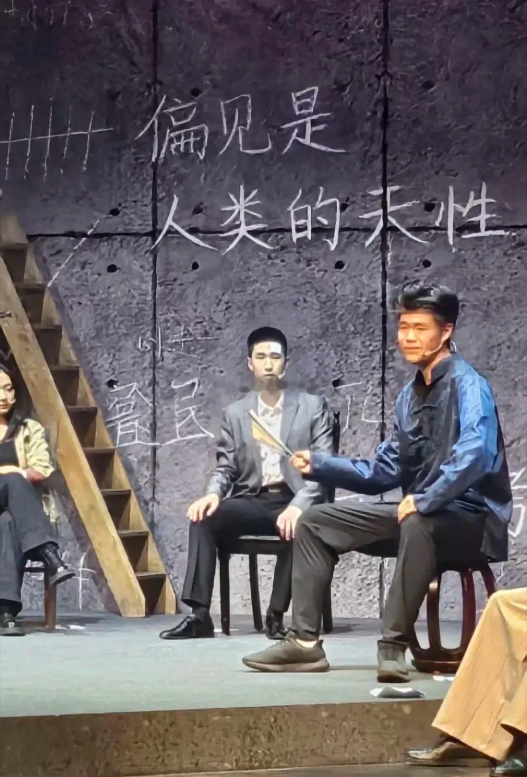 宋丹丹现身观看干儿子林大峻首次演话剧，对干儿子的关心和爱，体现在一言一行中。戴着