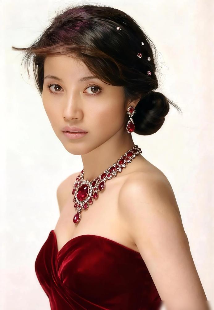 颜丙燕用20年给所有女人上了一课:有钱、有颜、有脑子,弟弟自动送上门。