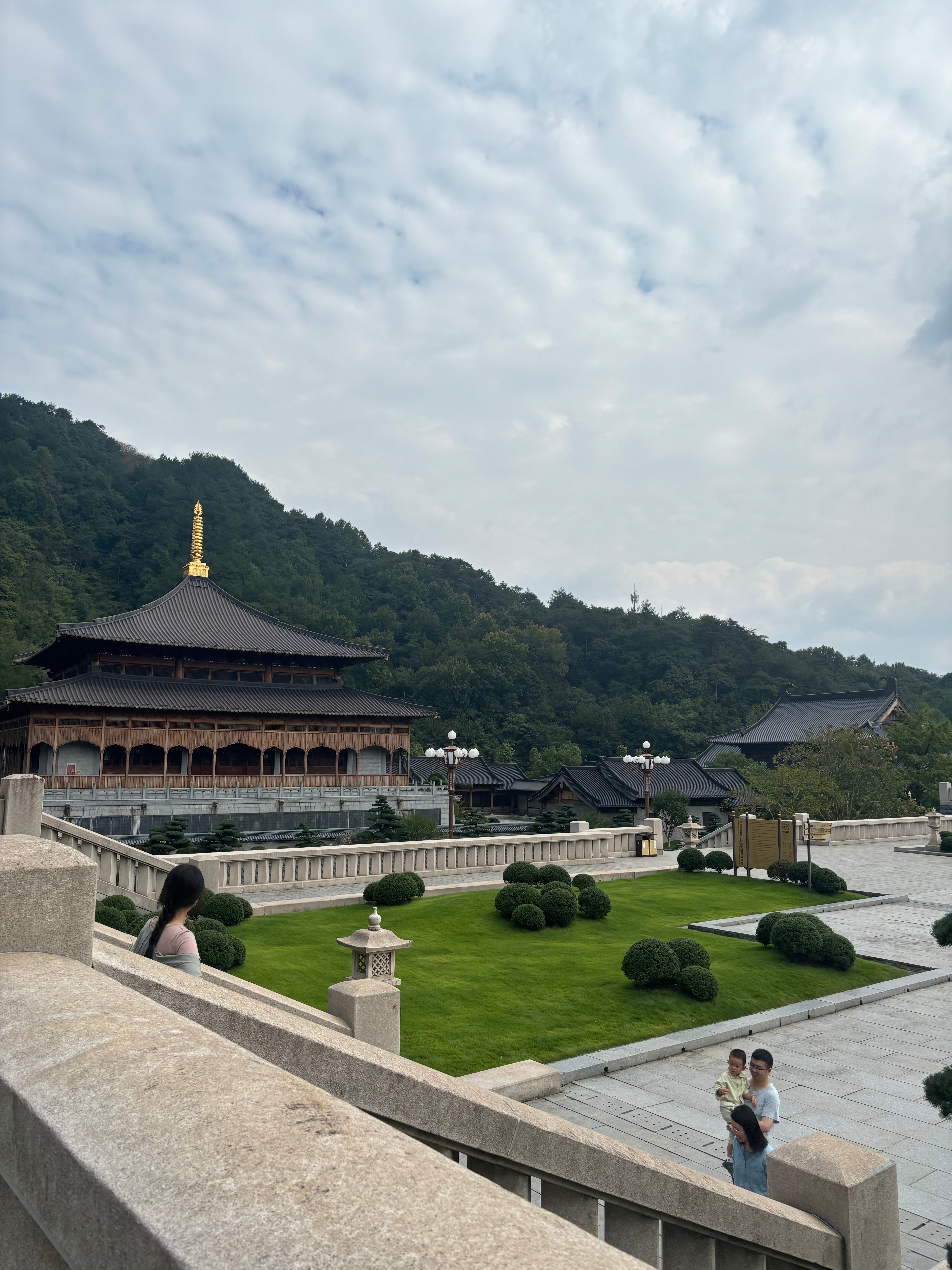 五天爬完五岳？这是真神人，我今天爬这个山头，逛了几个景区，就把我累够呛，我寻思我