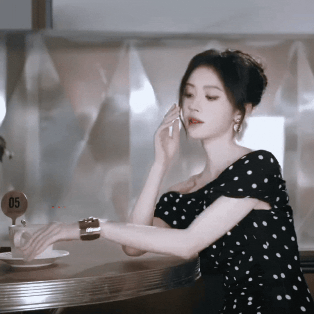 鞠婧祎春日穿搭风鞠婧祎把春天穿在身上也太会了！甜而不腻、仙气拉满，直角肩+高腰