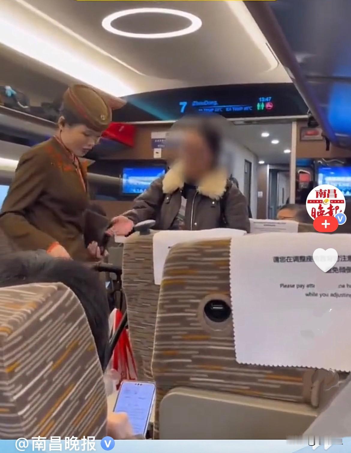 这是什么人？高铁到站了，一女子推个婴儿车，以为她要下车，后面排了好多人要下车，