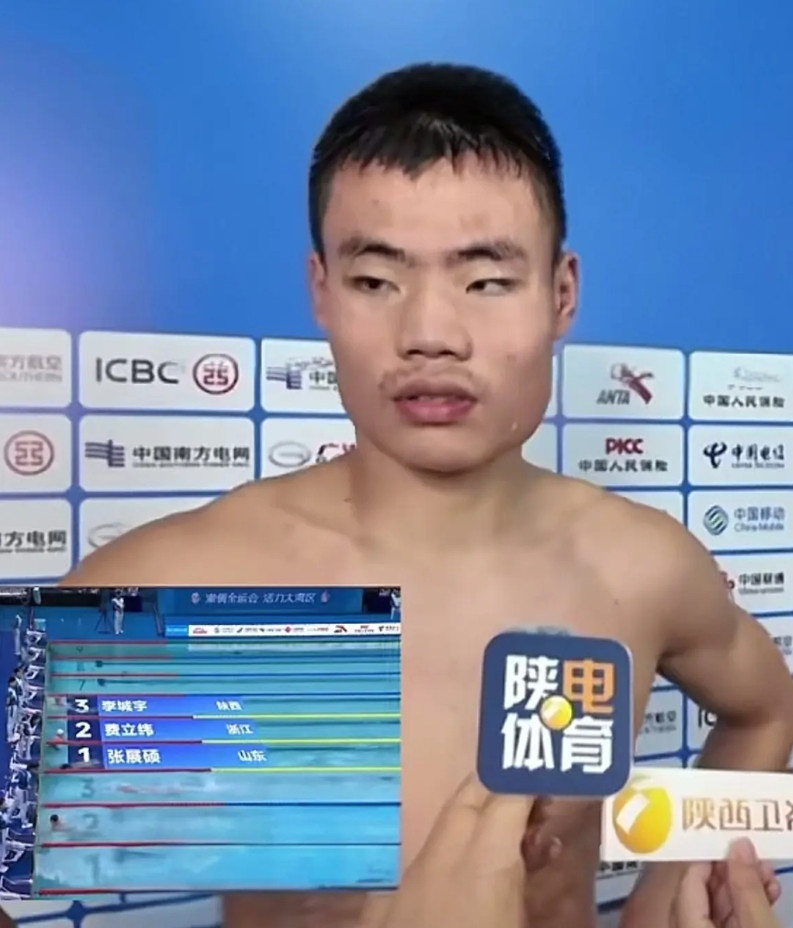 最近这个叫李城宇的渭南小伙火了，在全运会1500米自由泳获得铜牌雷，因为酷似兵马