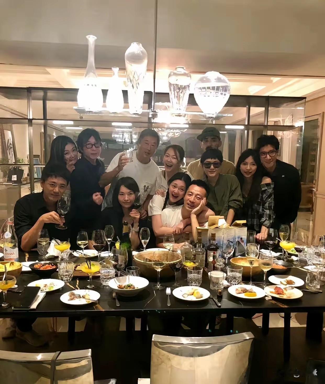 一看就知道是不是真爱！大S在众人面前，毫不掩饰对汪小菲的爱，一脸幸福，就像一个