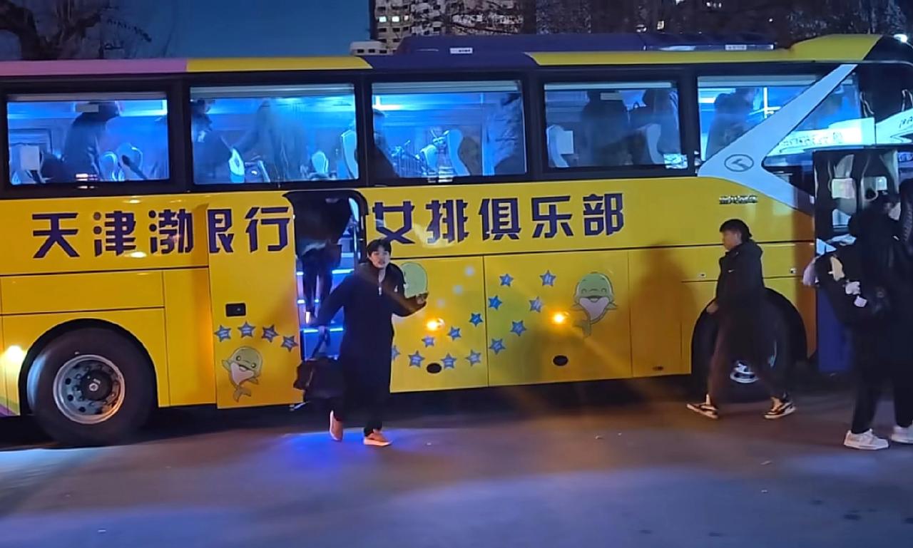 天津女排今天出发上海！周二央视直播天津对阵上海！今天天津渤海银行女排从天津出