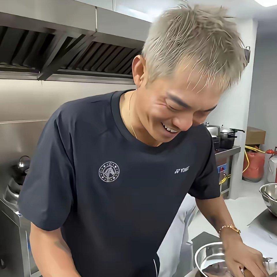 林丹的头发花白了，不知道他现在到不到50岁，但是感觉衰老的很厉害，当年赛场上的他