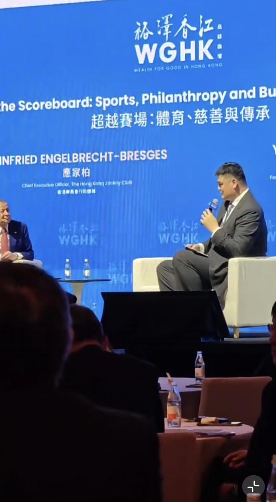 姚明胖成这样，裤子快崩开了，再不减肥要出问题了！3月25日，姚明参加活动，跟