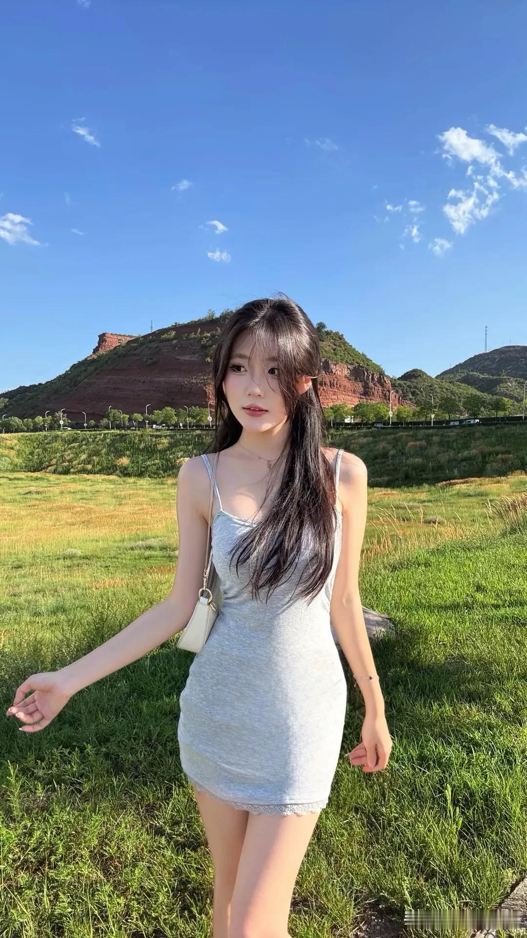 草地上的夏日主角，吊带裙与阳光共舞！轻盈步伐，捕捉微风瞬间。自然