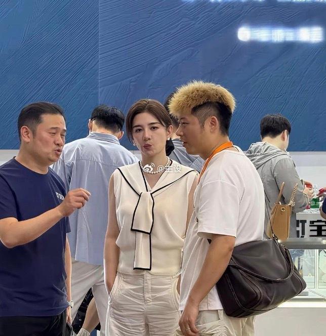 看来再贵的裤子都会有褶。