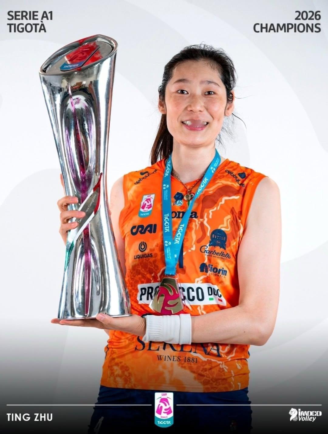 朱婷是否签约？不但签约，还拽上姚迪科内利亚诺当地媒体报道，在第九次夺冠后，科