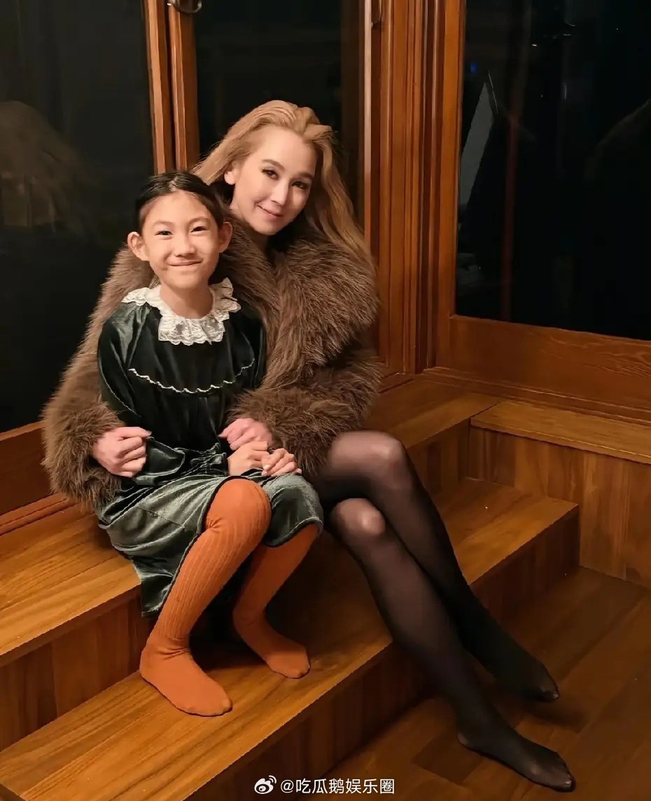 陈冠希女儿和姑姑合影，姑姑好漂亮啊！不得不说，陈冠希家里人都好看，他老爸和姐姐都