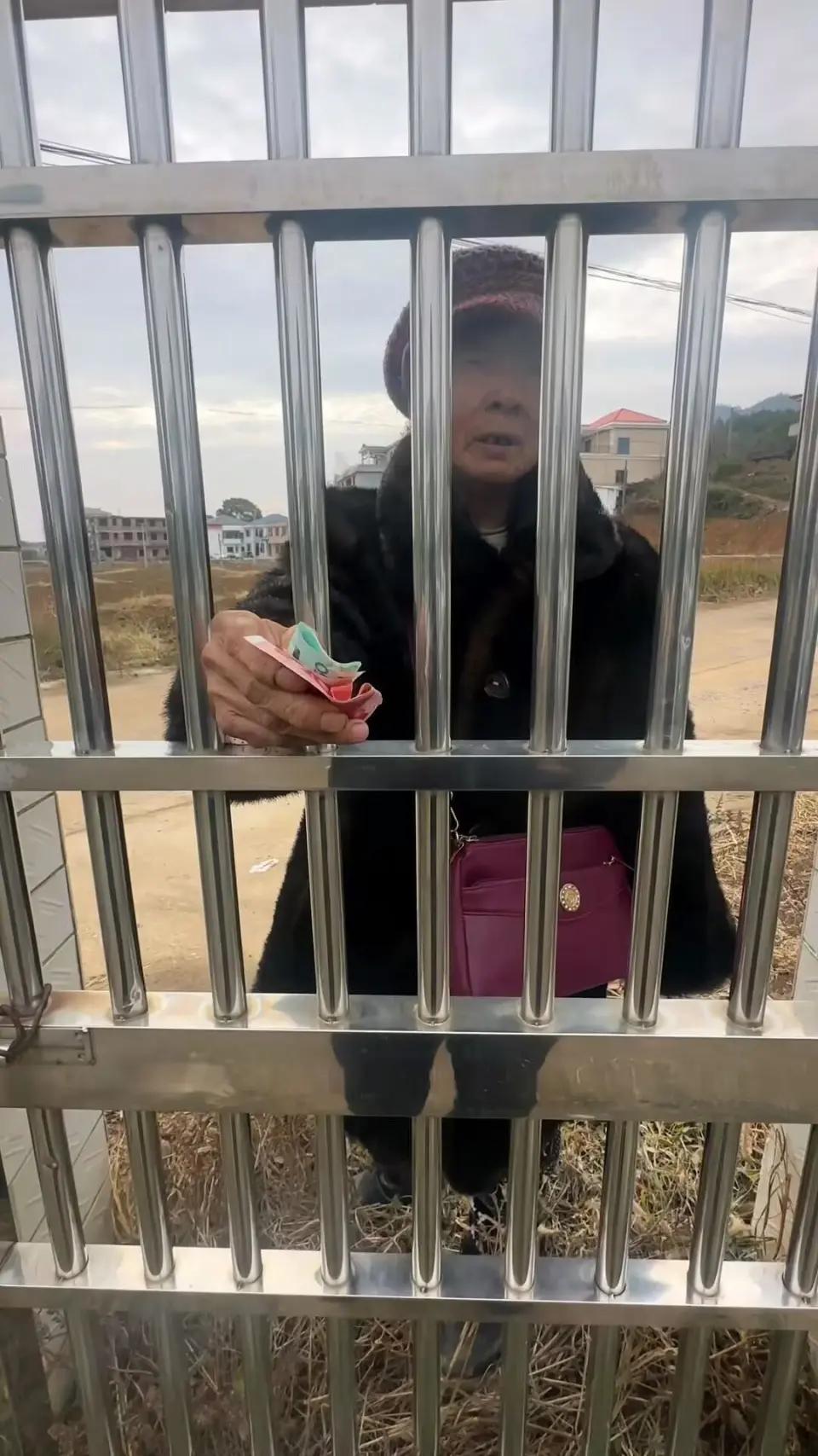 泪目了！湖南衡阳一老奶奶，大老远找到当地一所小学，站在学校已经封了的侧门铁栏杆外